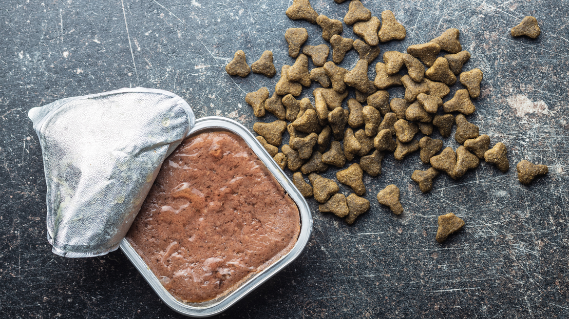 Latas y bandejas de comida húmeda para mascotas
